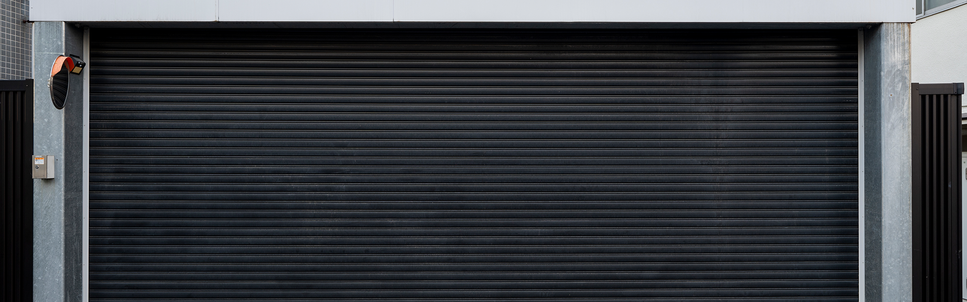 Porte de garage sectionnelle installée à Candé par FERMETURES CONNECT – Isolation et sécurité.