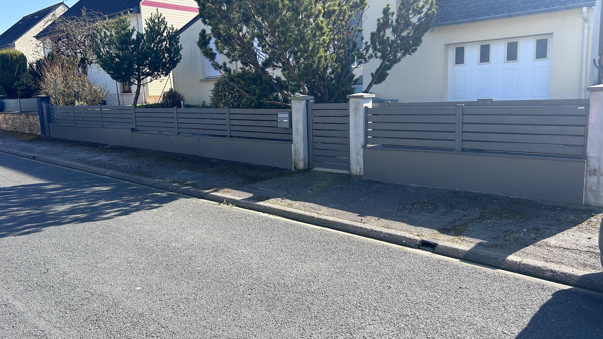 Portail motorisé installé par FERMETURES CONNECT à Candé – Sécurité et esthétique au rendez-vous.